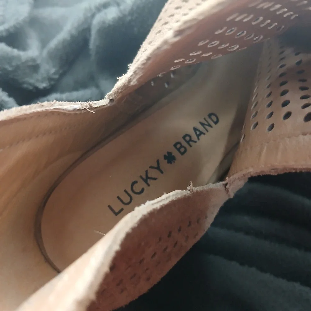 Lucky Brand Larise Booties 6M Tan Suede Perforated Peep Toe Block Heel Boho Chic